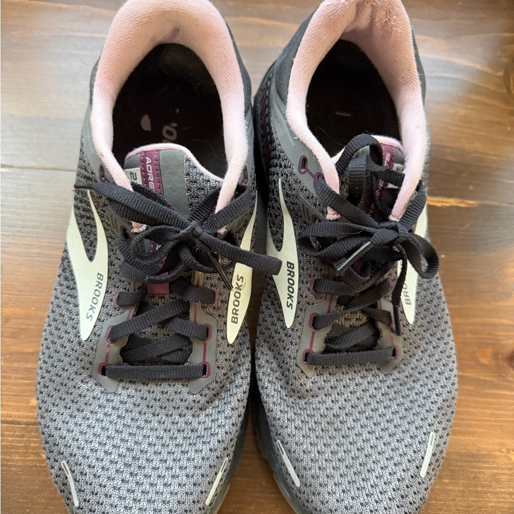 Brooks Women's Black and Gray Athletic Shoes